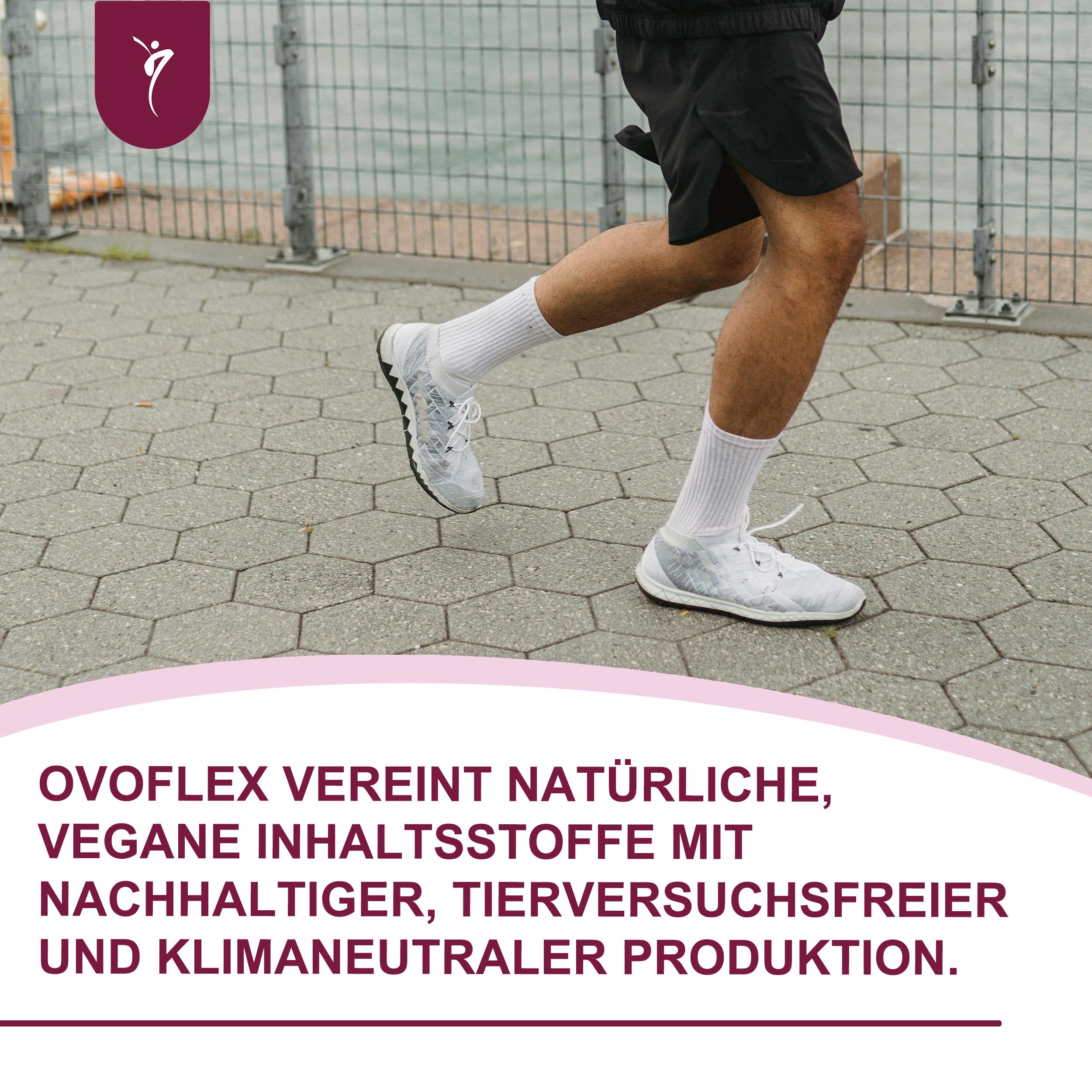 Eine Person in Laufschuhen und Shorts rennt auf einem gepflasterten Weg. Fokus auf die Beine.