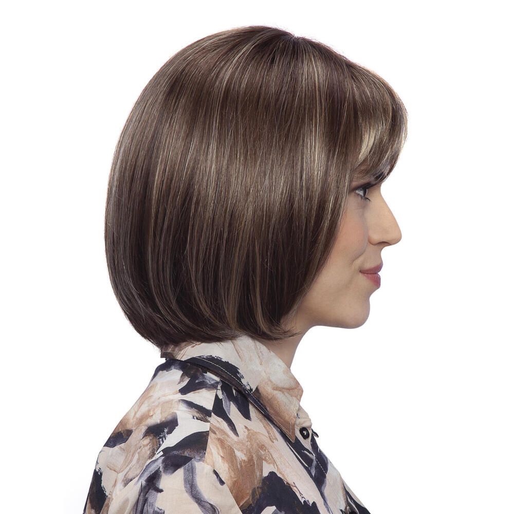 Perücke mit braunen Haaren und Pony. Die Haare sind glatt und haben blonde Strähnen. Seitenansicht.