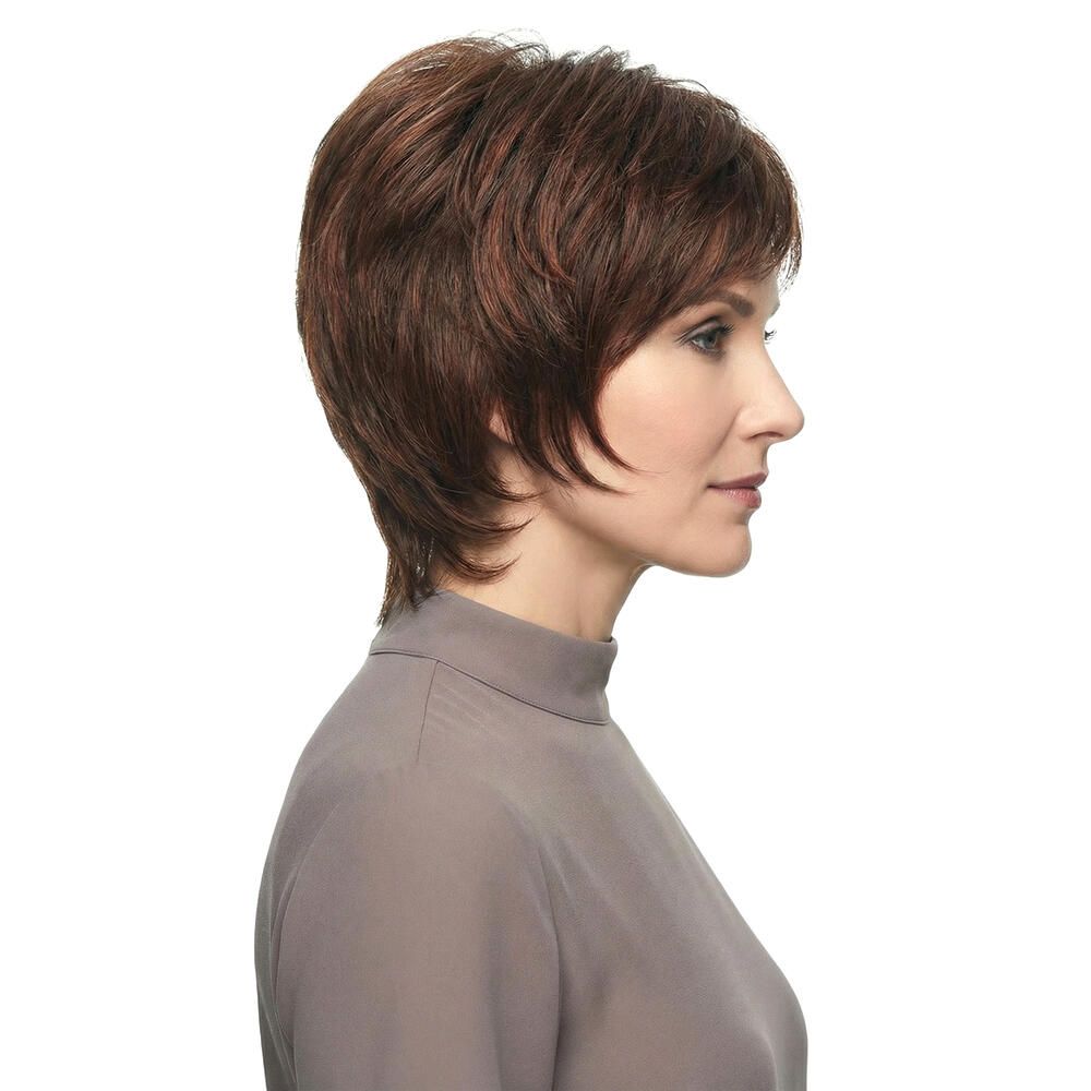 Seitliche Ansicht einer Frau mit brauner Kurzhaarperücke. Der Schnitt ist fransig und modern. Die Perücke bedeckt den Kopf.
