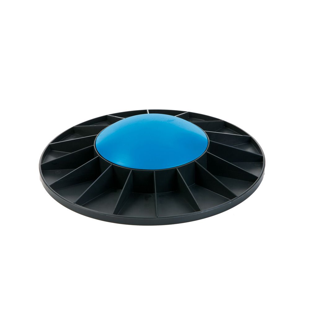 Schwarzes Balance Board mit blauem Mittelteil. Runde Form mit geriffelter Oberfläche und radialen Rippen. Auf weißem Hintergrund.