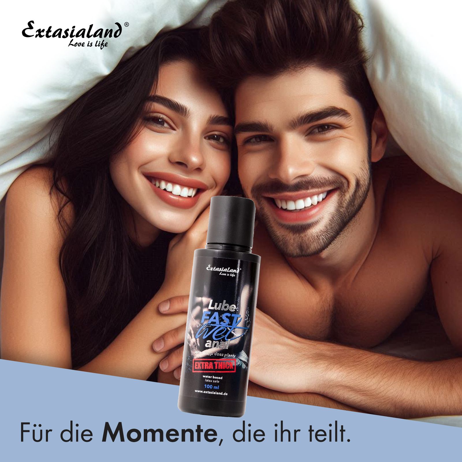 Paar im Bett. Flasche Fastwet® Anal. Text: Für die Momente, die ihr teilt.
