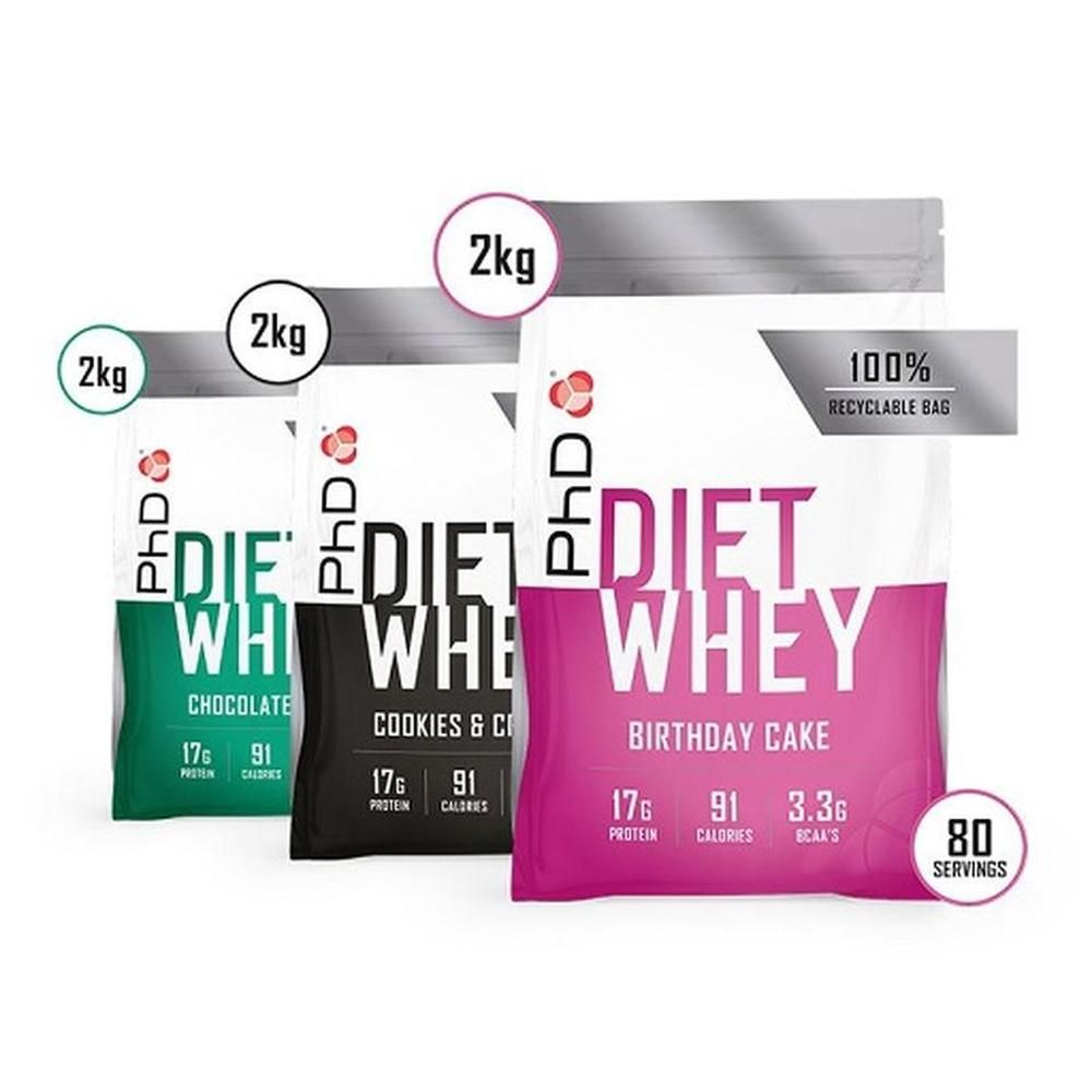 Drei Beutel PHD Diet Whey. Aufdruck: Diet Whey, verschiedene Geschmacksrichtungen, 100% recycelbare Tüte.