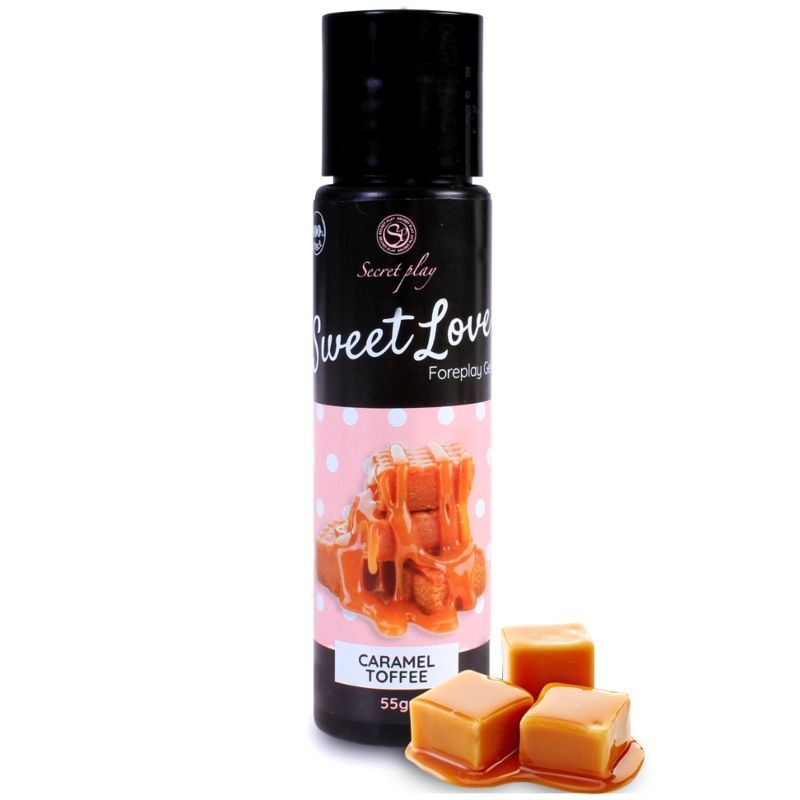 Schwarze Flasche mit Produktetikett. Aufschrift: Sweet Love Foreplay Gel. Abbildung von Karamell-Toffee. 55g. Drei Karamellbonbons.