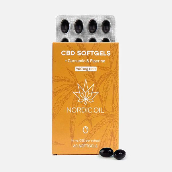 Verpackung mit CBD Softgels. Aufschrift: CBD Softgels + Curcumin & Piperin, 960mg CBD, Nordic Oil. Blisterpackung mit Kapseln.