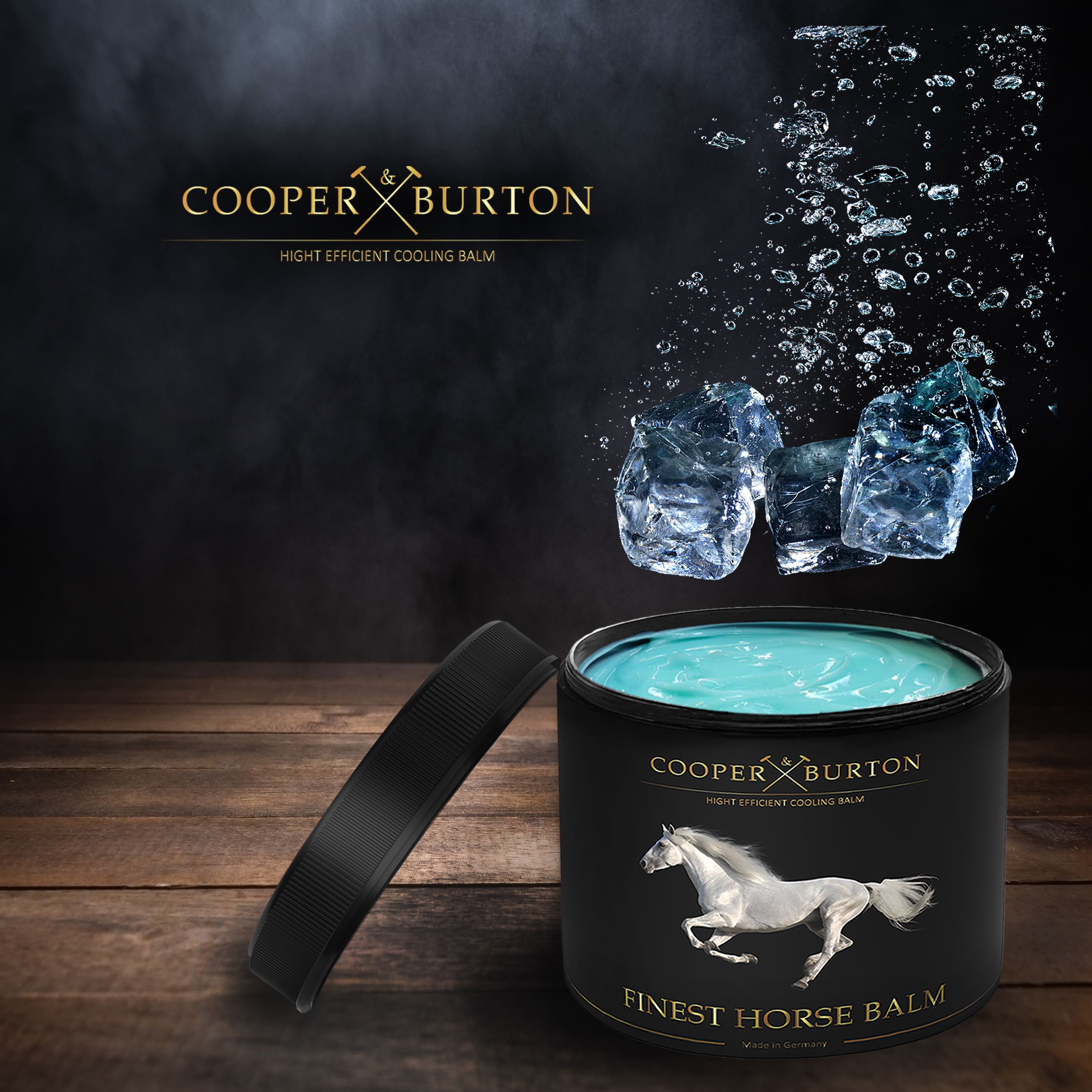 Schwarzer Tiegel mit blauem Gel, Eiswürfel und Wasser. Aufschrift: COOPER & BURTON, Finest Horse Balm. Deckel daneben.