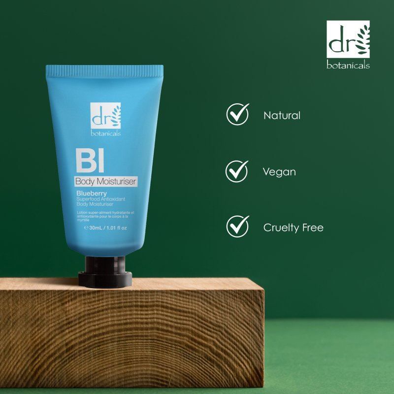 Dr. Botanicals Blaubeer-Körperlotion mit Siegeln für natürlich, vegan und tierversuchsfrei.