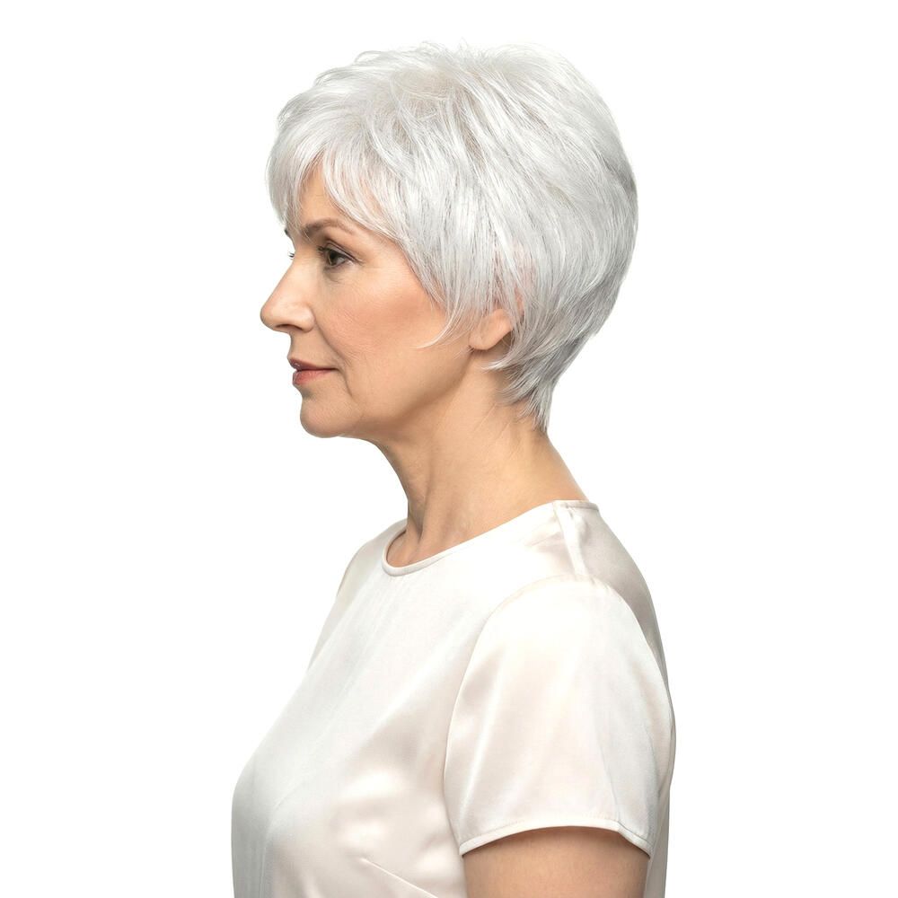 Frau mit Kurzhaarperücke, graues Haar. Seitenansicht. Helle Bluse. Weißer Hintergrund.