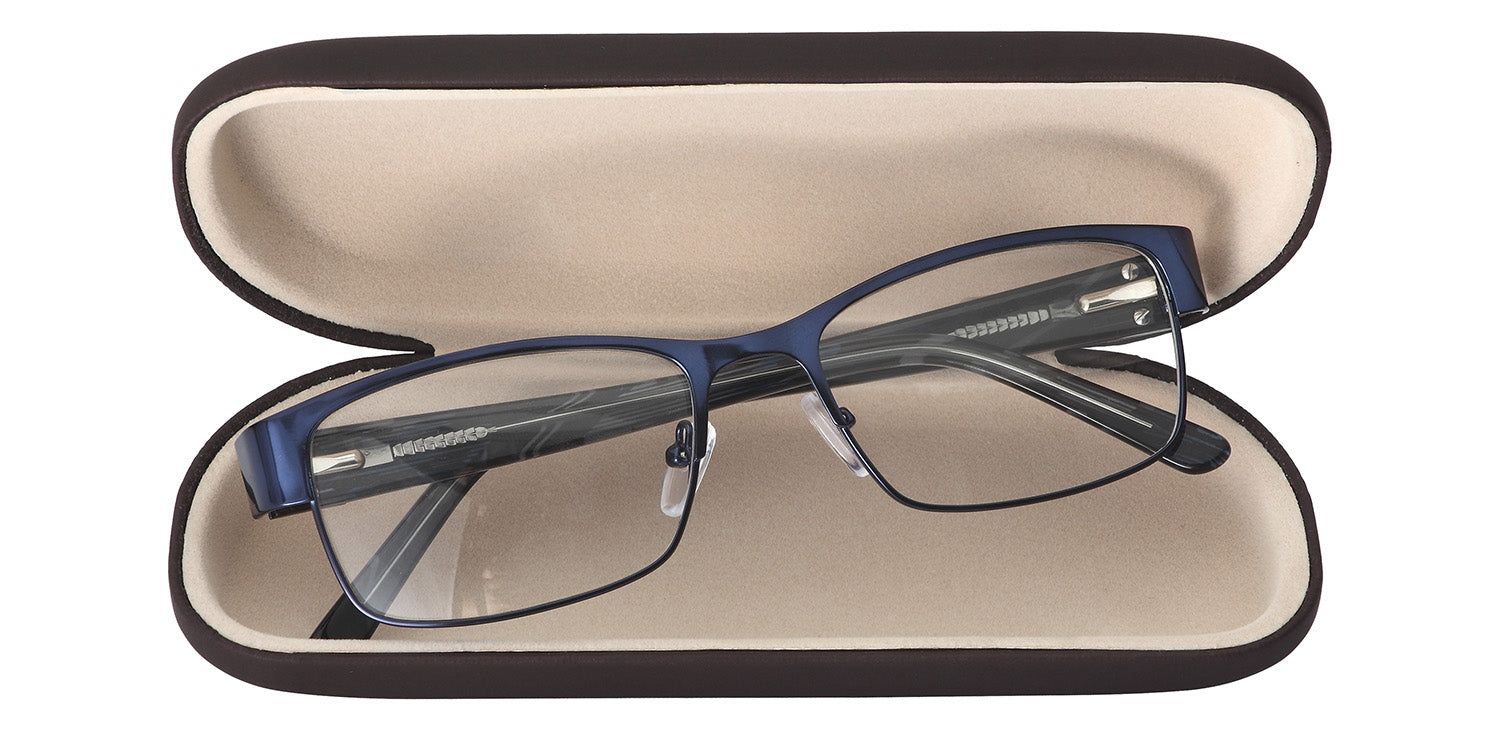 Geöffnetes Hartschalenetui. Brille mit blauem Metallrahmen. Innen beige.