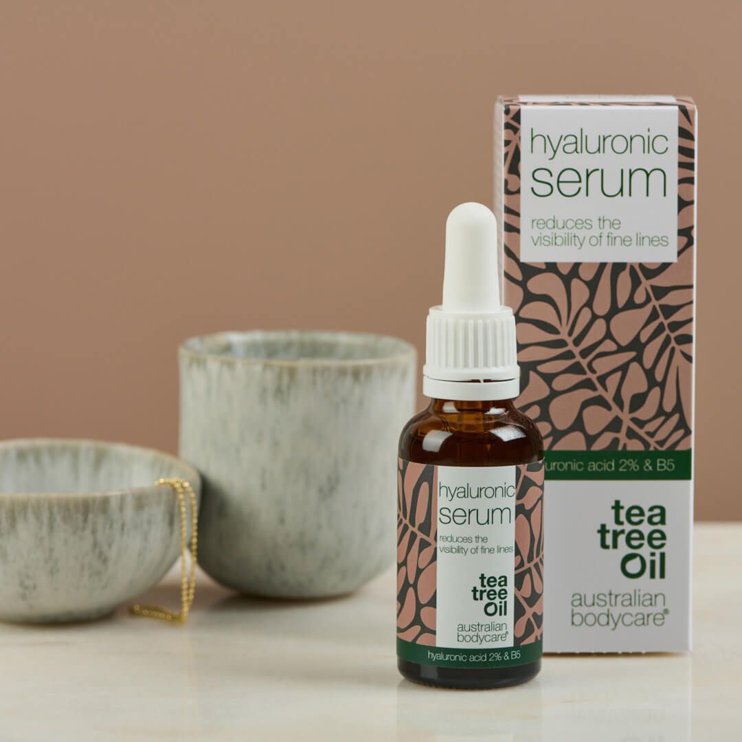 Bruine glazen fles met pipet en doos. Opschrift: Hyaluronzuur serum, tea tree olie. Merk: Australian Bodycare.