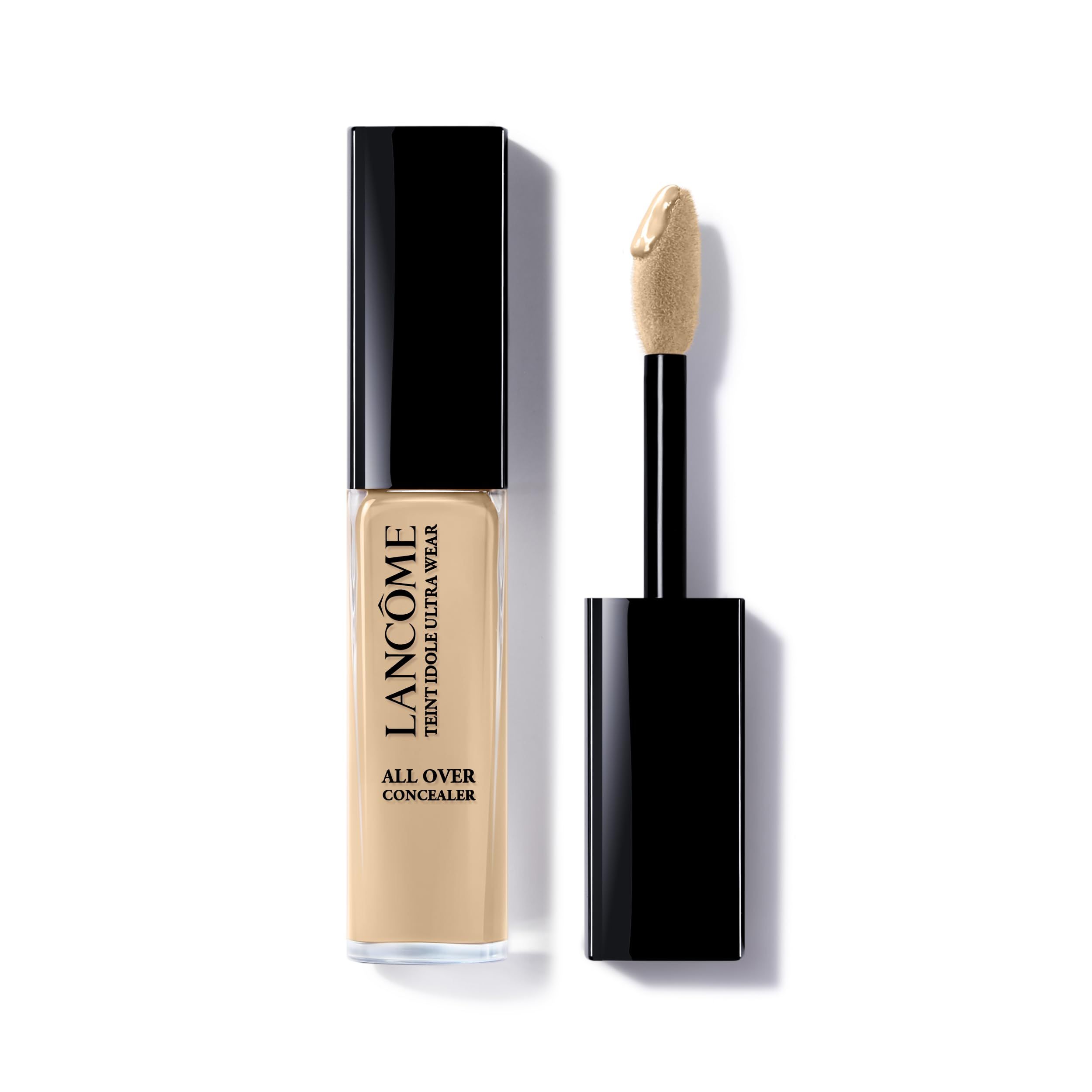 Lancôme Teint Idole Ultra Wear All Over Concealer. Behälter mit Applikator. Beige Flüssigkeit auf dem Applikator. Schwarzer Deckel.
