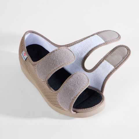 Braune orthopädische Sandalen, vorne offen, mit Klettverschluss und atmungsaktivem Mesh.