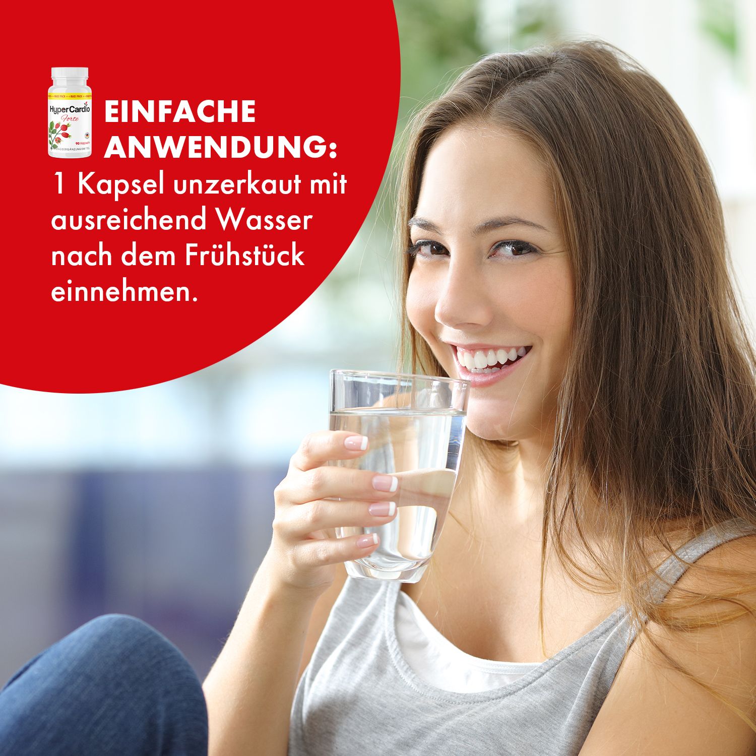 Frau trinkt Wasser. Roter Hintergrund mit Text: Einfache Anwendung: 1 Kapsel unzerkaut mit ausreichend Wasser nach dem Frühstück einnehmen.