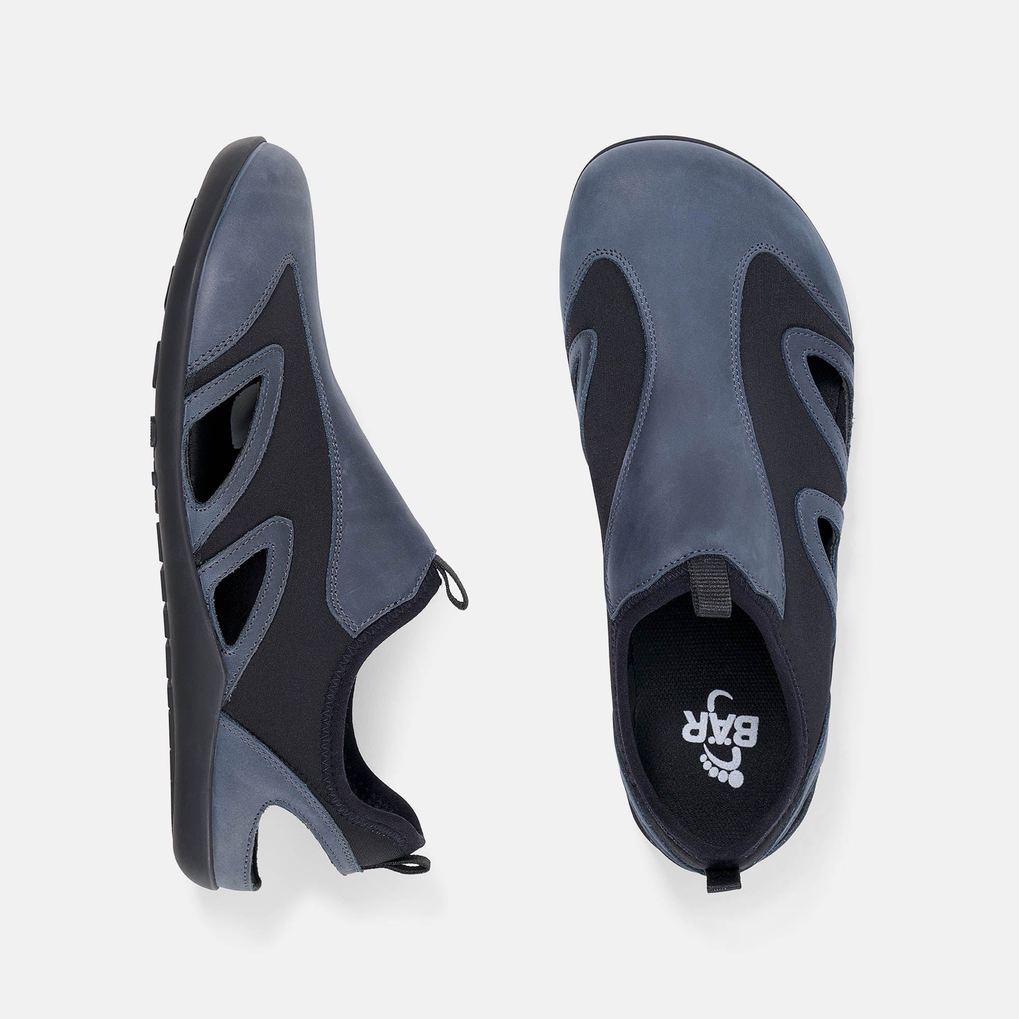 Zwei blaue Sandalen. Schwarze Sohle mit Logo. Offene Ferse, geschlossene Zehenpartie.