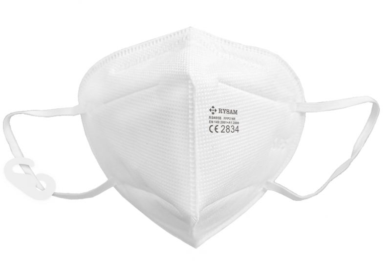 Weiße FFP2-Maske mit Ohrschlaufen und Nasenbügel. Aufgedrucktes Logo und CE-Kennzeichnung.