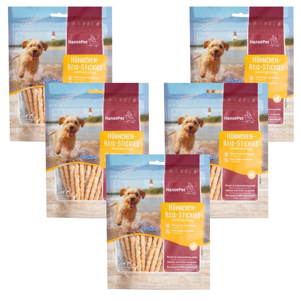 Mehrere Beutel Hundesnacks. Verpackung mit Produktname und Hundefoto. Aufschrift: Hähnchen-Reis-Sticklies.