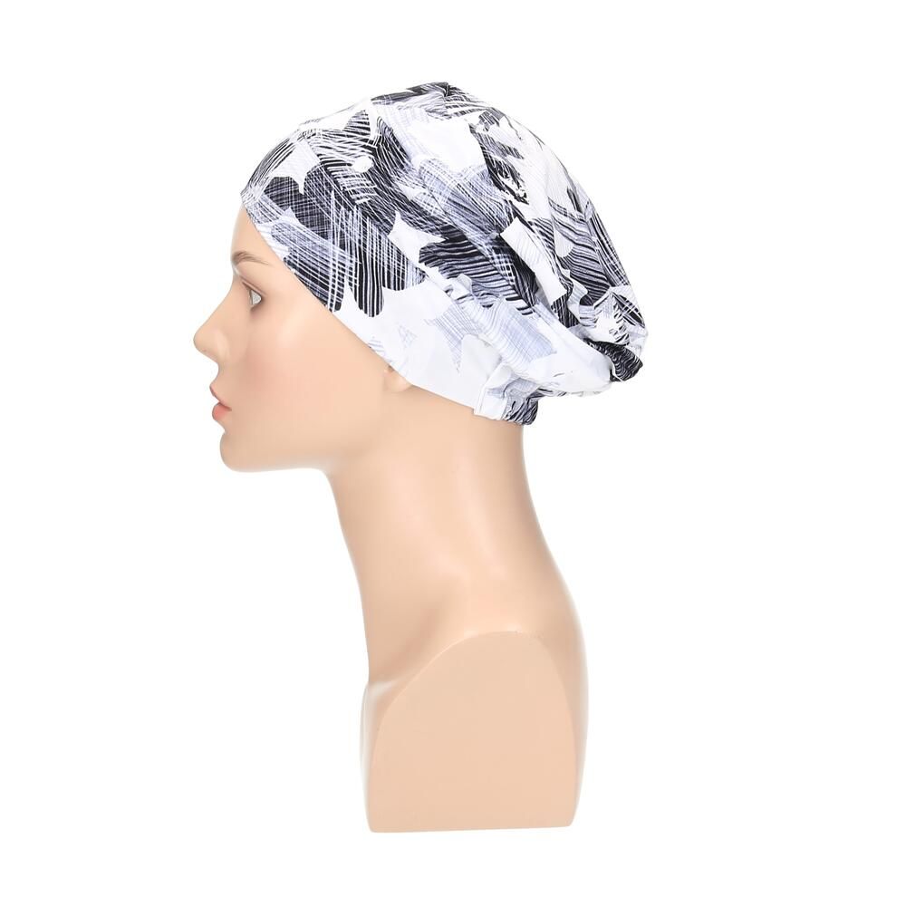 Turban mit floralem Muster in Weiß, Grau und Schwarz. Seitenansicht auf einer Büste.