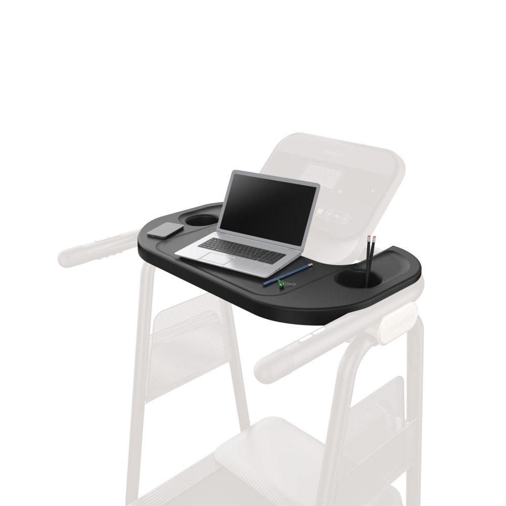 De Horizon Fitness Citta TT tablethouder is een zwart accessoire voor een loopband. Het heeft een afgeronde vorm met uitsparingen voor bekers en een smartphone. Een laptop, pennen en een smartphone zijn op de houder geplaatst.