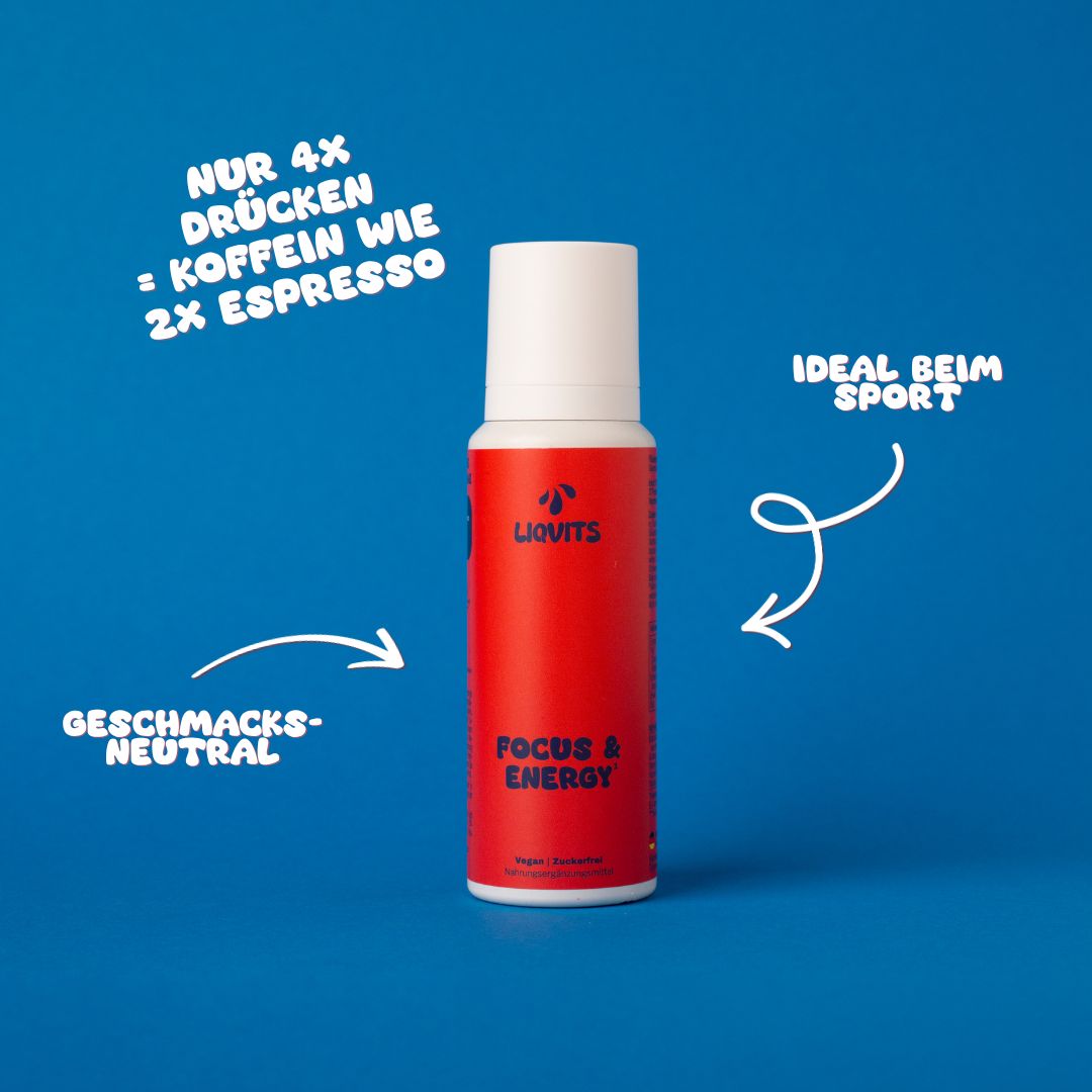 Rote Flasche mit weißem Deckel. Aufschrift: FOCUS & ENERGY. Text: Nur 4x drücken = Koffein wie 2x Espresso. Ideal beim Sport.