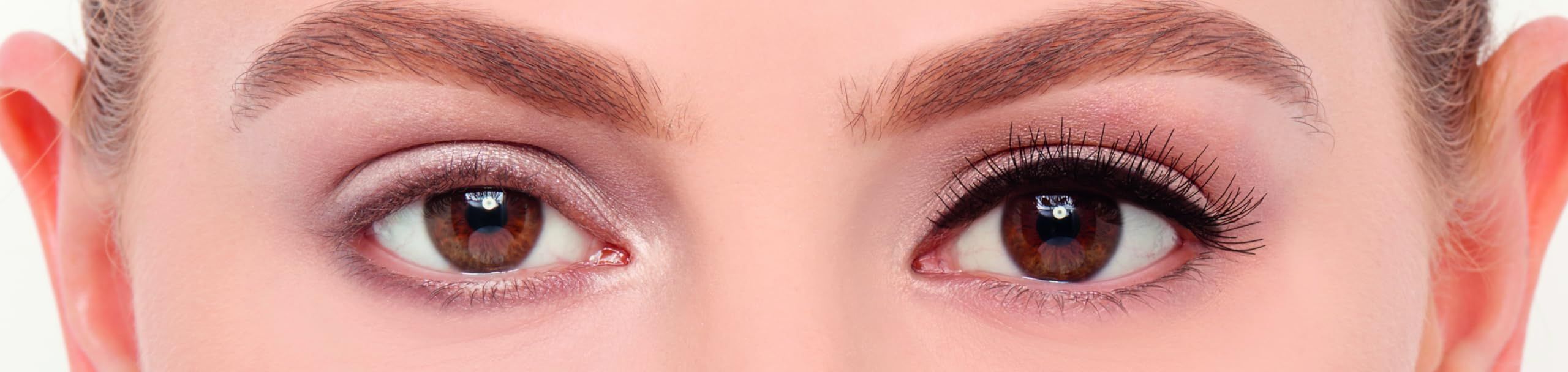 Nahaufnahme von Augen. Ein Auge mit, das andere ohne Wimpernverlängerung.
