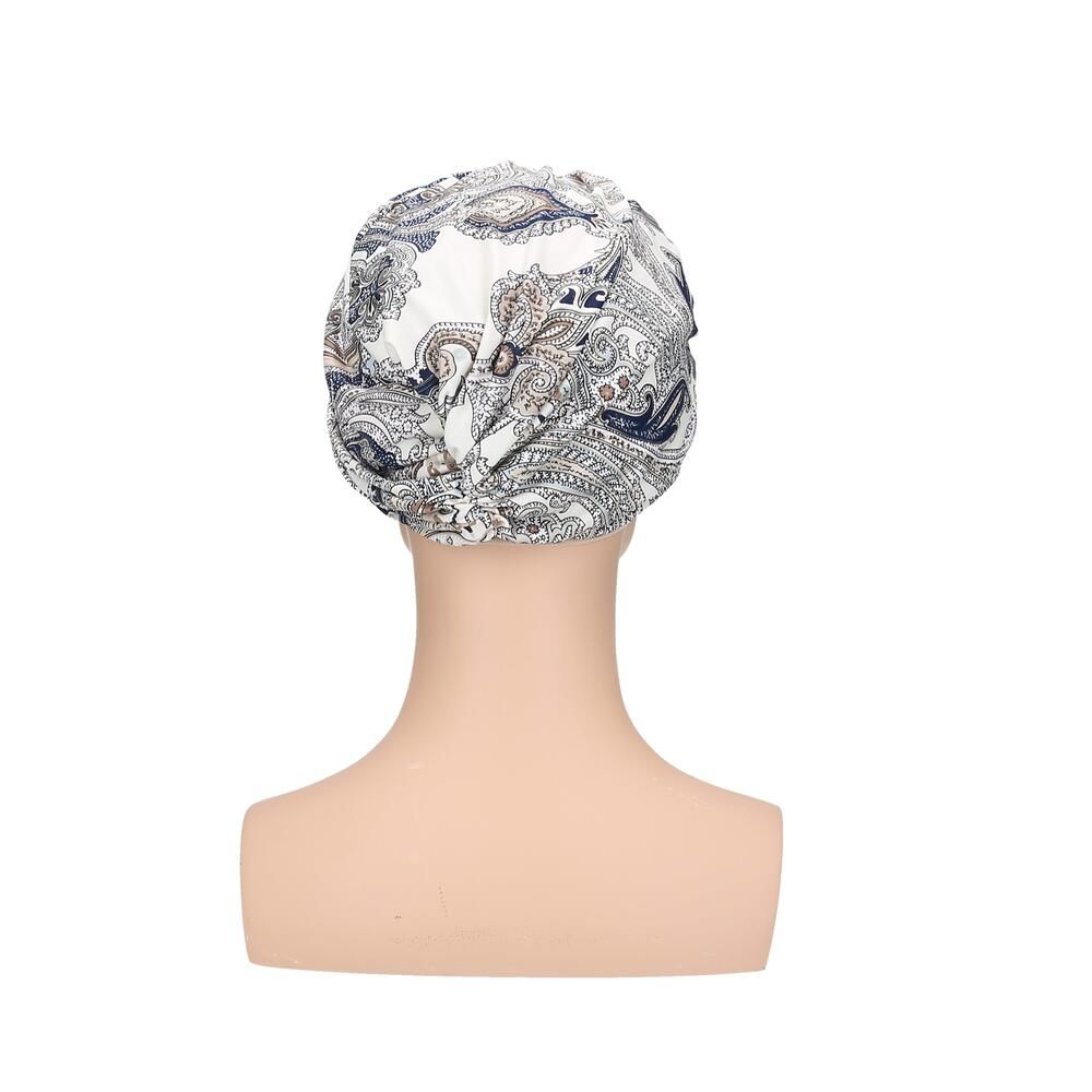 Turban mit Muster auf Büste. Beige Basis, blau-weißes Muster. Rückansicht.