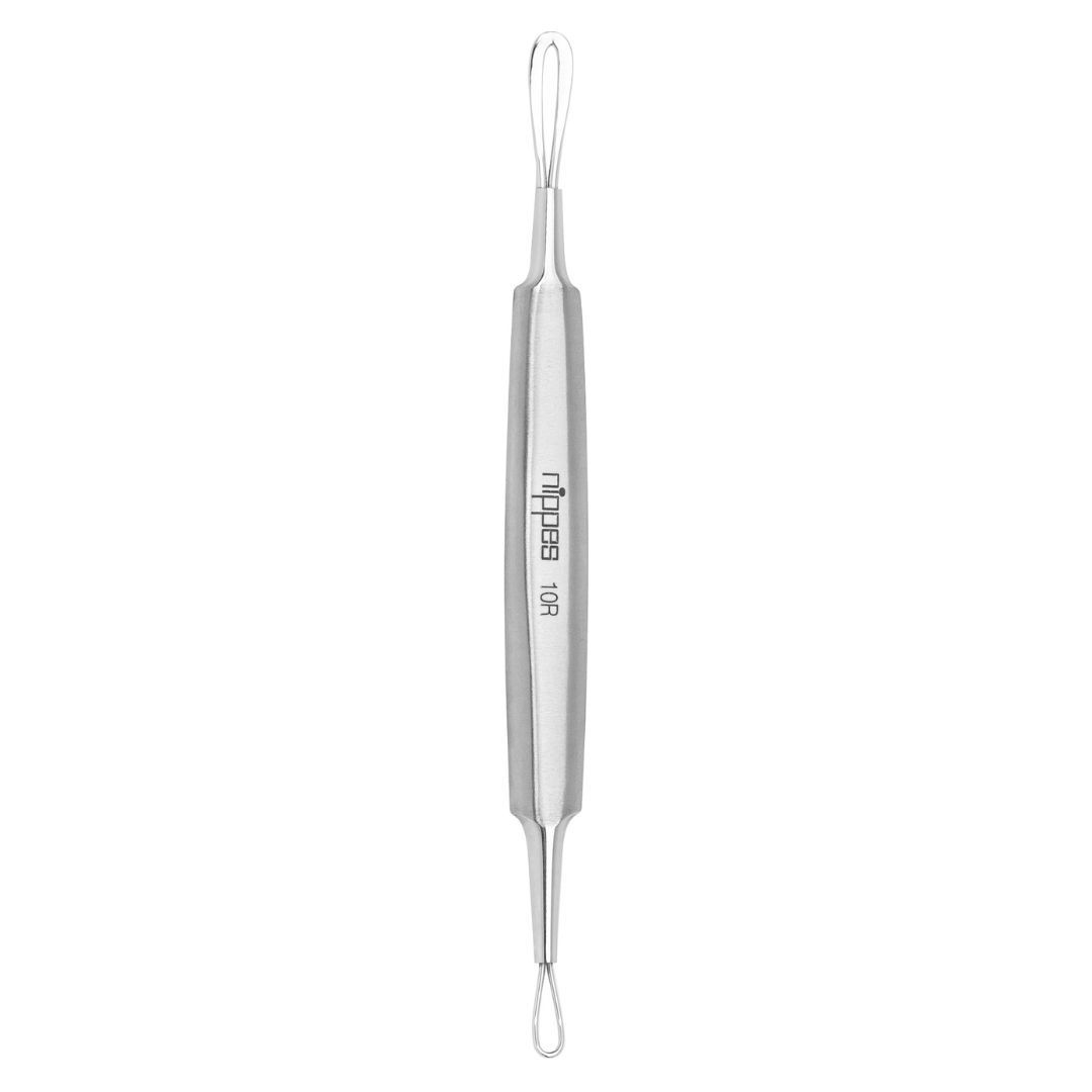 Metall-Mitesserentferner. Beidseitig mit Schlaufen. Mittig Schriftzug: nippes 10R.
