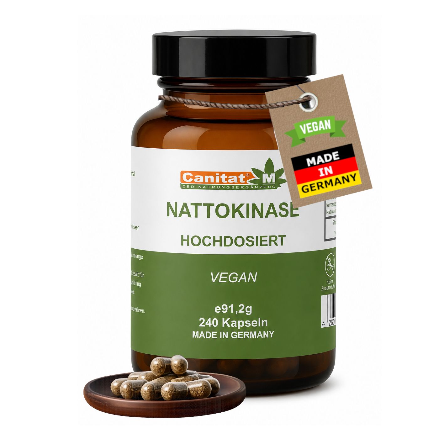 Braune Glasflasche mit schwarzen Deckel. Etikett mit Produktnamen Nattokinase, vegan, 240 Kapseln. Marke Canitat M. Mit Anhänger und Kapseln.