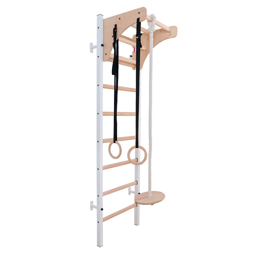 Sprossenwand mit Turnzubehör. Weiße Sprossen, Holz- und Metallteile. Ringe, Seil und Trapez sind befestigt.