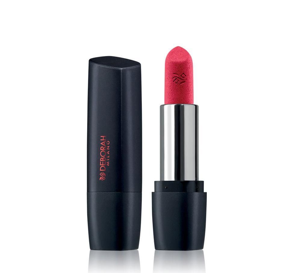 Roter Lippenstift, Marke Deborah Milano. Schwarze Hülse, offene Kappe. Sichtbarer Lippenstift in Rot. Logo auf dem Lippenstift.