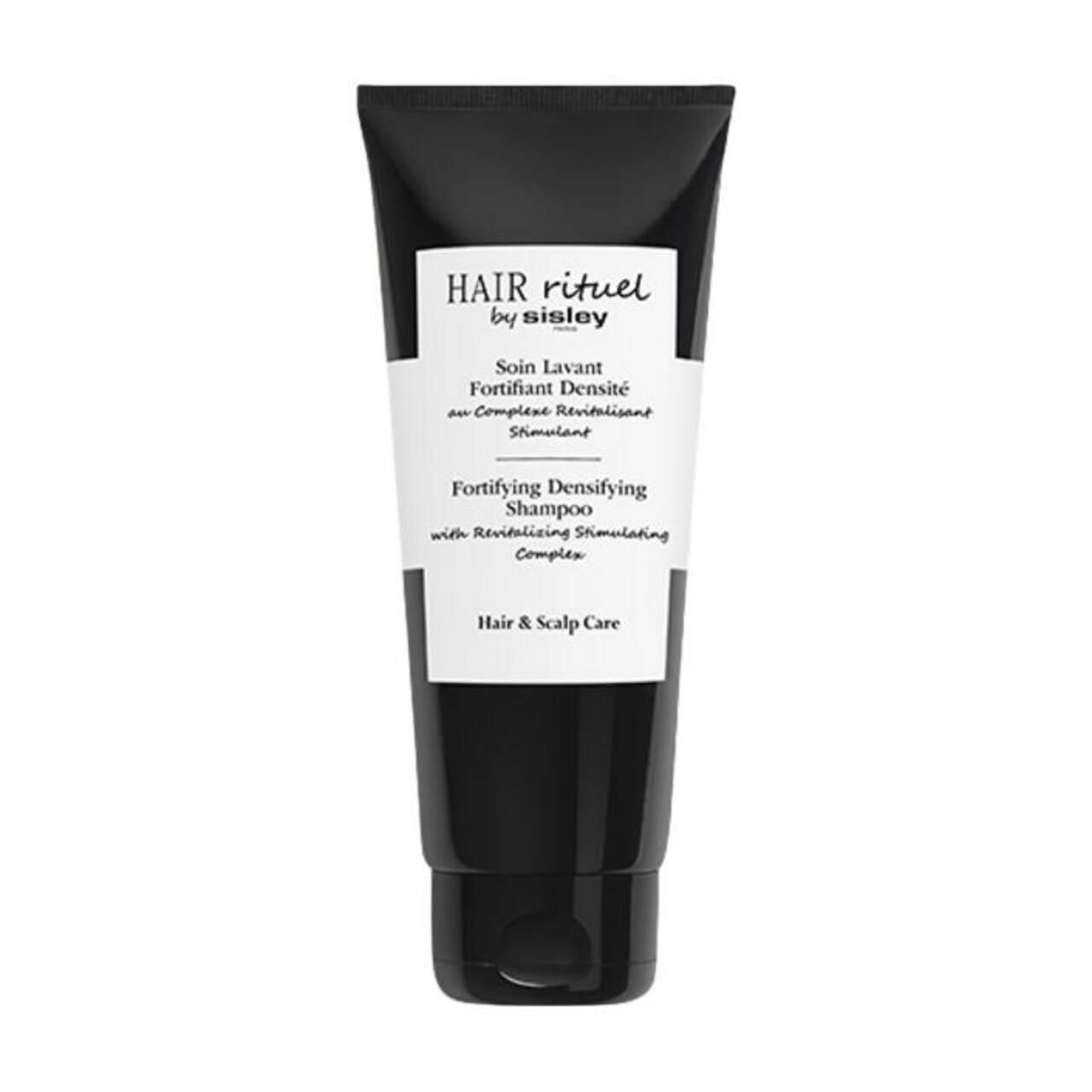 Schwarze Tube mit weißem Etikett. Text: Hair Rituel by Sisley, Fortifying Densifying Shampoo. Weißer Hintergrund.