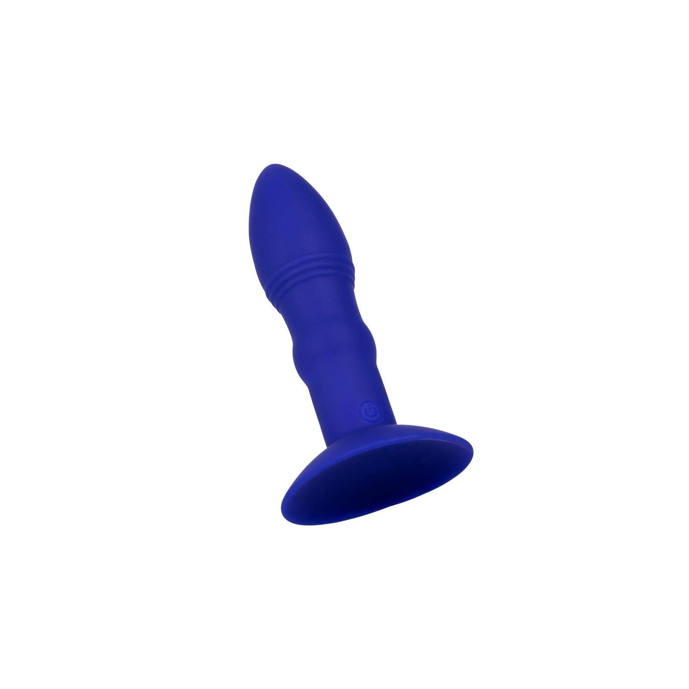 Blauer Anal-Stimulator aus Silikon. Kegelförmiger Kopf, geriffelter Schaft, flache Basis. Auf weißem Hintergrund.