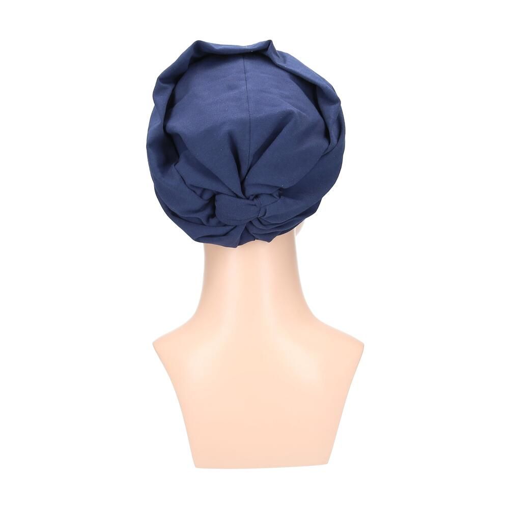 Marinefarbener Turban auf einer Büste. Rückansicht.