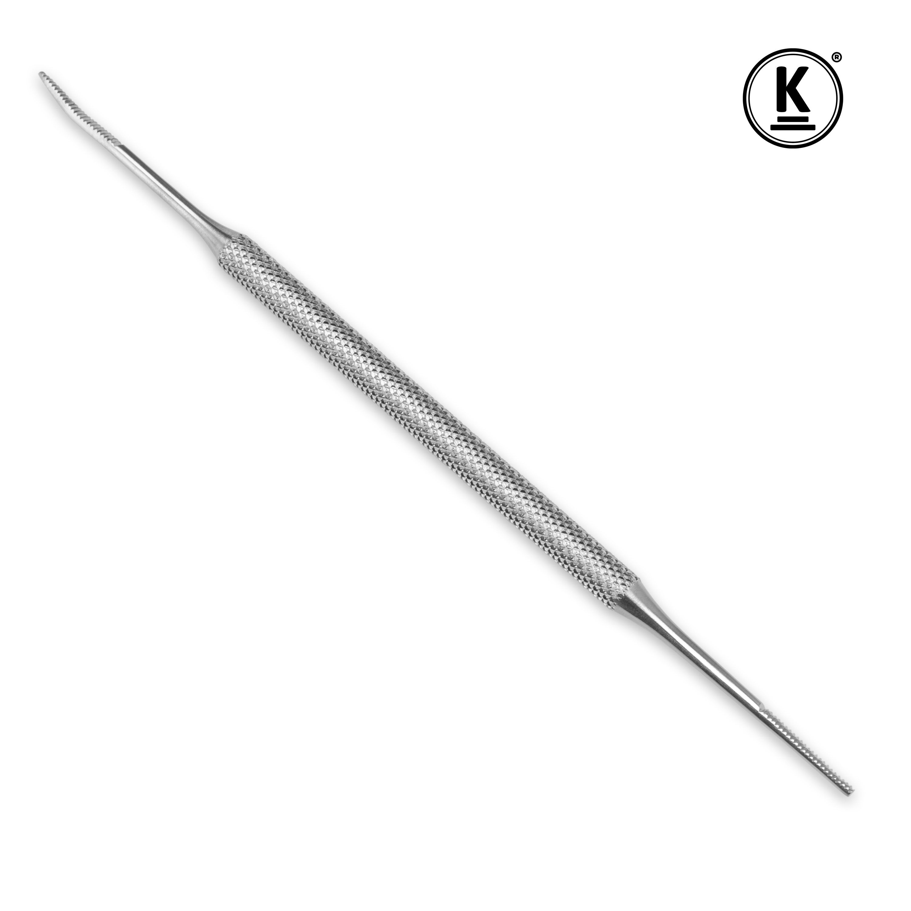 Dubbelzijdige metalen nagelvijl. Eén puntig uiteinde, de andere afgerond. Gekarteld handvat. Logo 'K'.