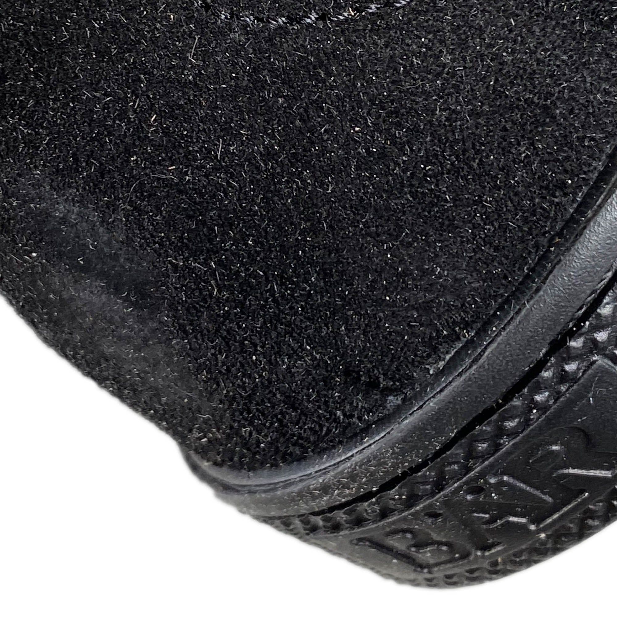 Nahaufnahme eines schwarzen Herren-Schnürschuhs. Schwarzes Wildlederdetail, Sohle mit Profil.