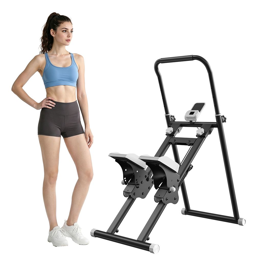 Schwarzer Stepper mit verstellbarem Lenker und Pedalen. Frau steht daneben. Graue Shorts, blaues Top.