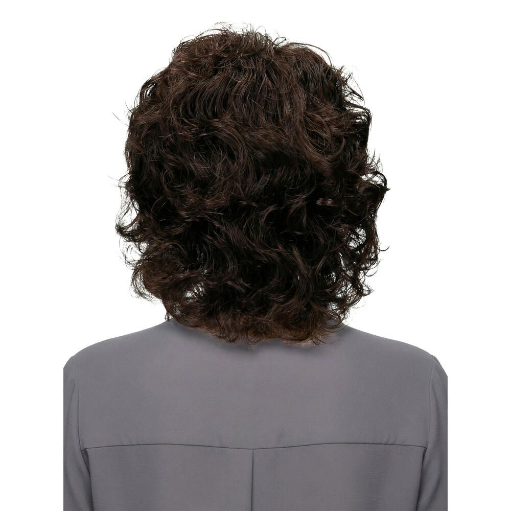 Rückansicht einer Frau mit brauner, lockiger Perücke. Graues Oberteil.