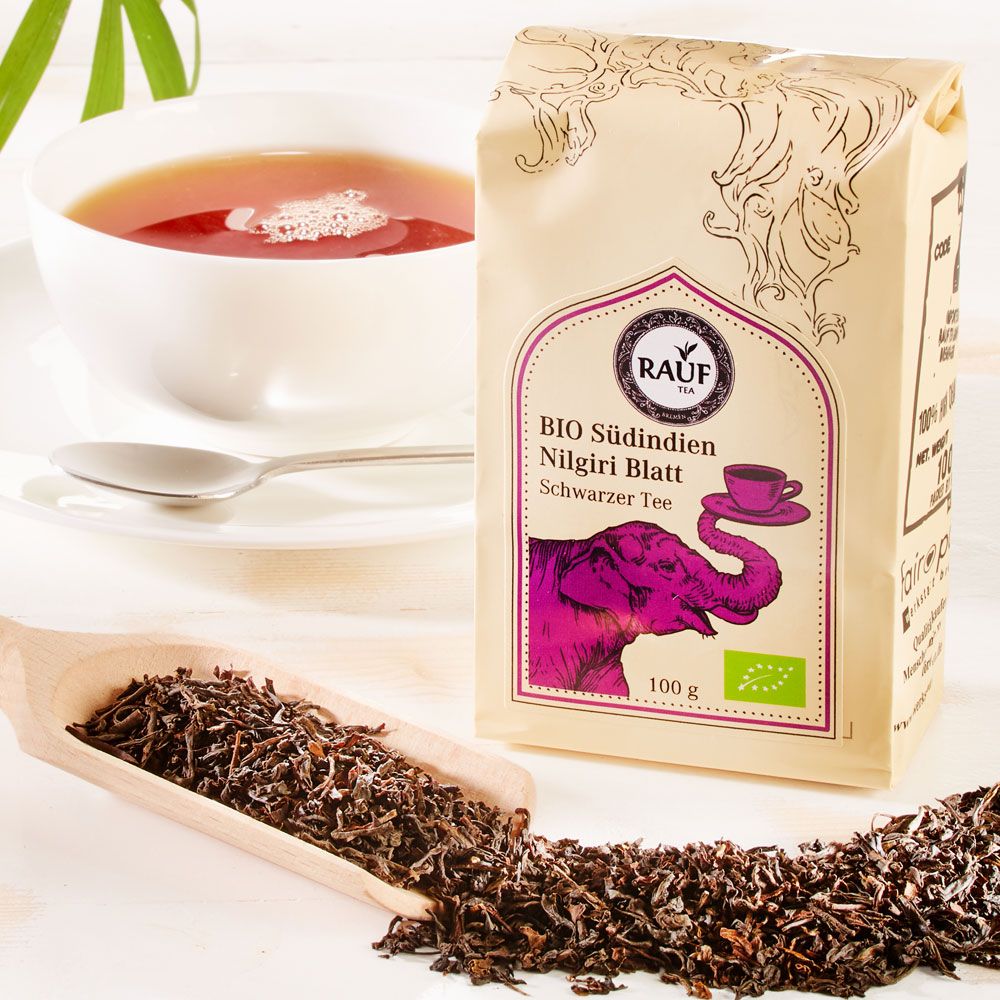 Beutel mit Aufdruck. Rauf Tee, Bio Südindien Nilgiri Blatt Schwarzer Tee. 100g. Mit Elefanten-Illustration und Bio-Siegel.