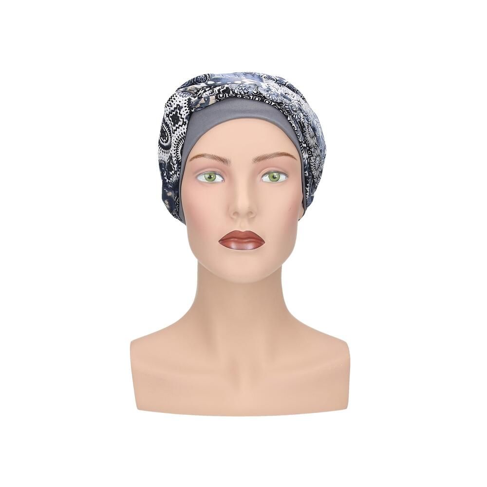 Grauer Turban mit floralem Muster. Auf einer Schaufensterpuppe präsentiert. Vorderansicht.