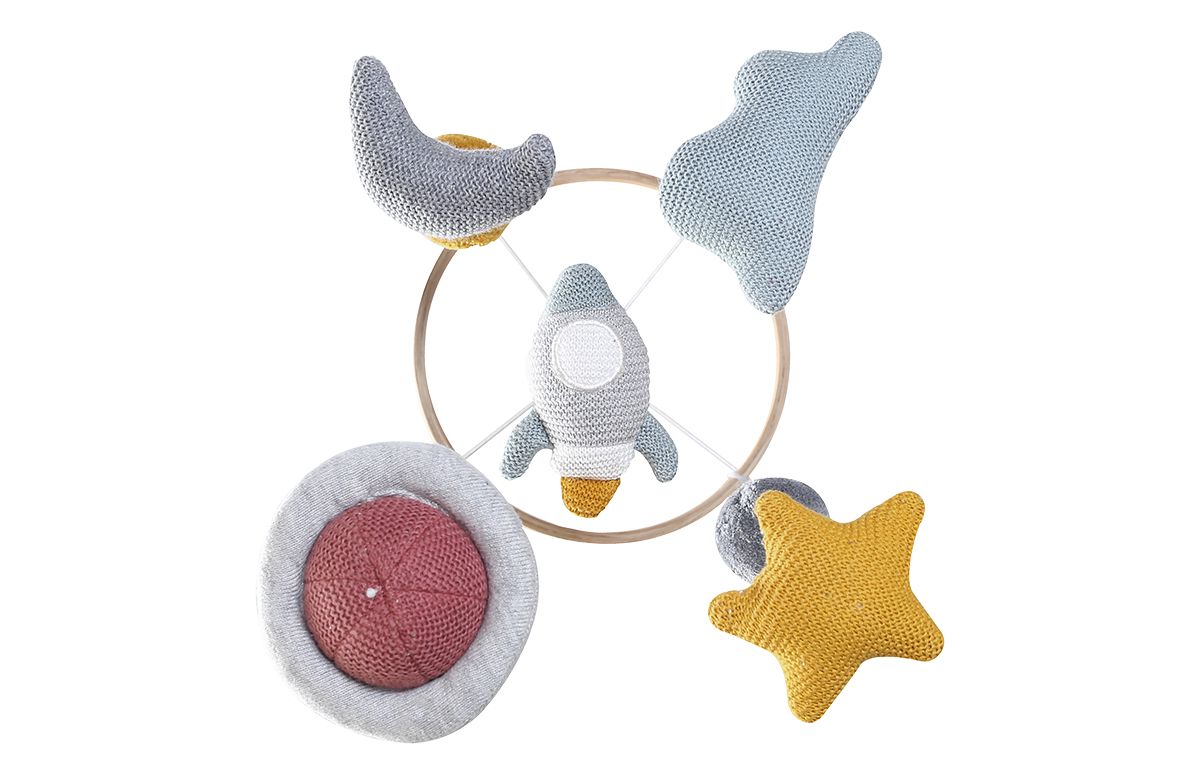 Mobile mit Holzring, Rakete, Mond, Stern und Planeten. Verschiedene Formen und Farben.