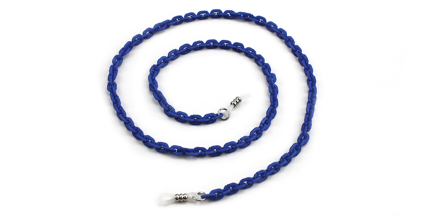 Blaue Brillenkette mit silbernen Enden und Verschluss. Gehäkeltes Design. Auf weißem Hintergrund.