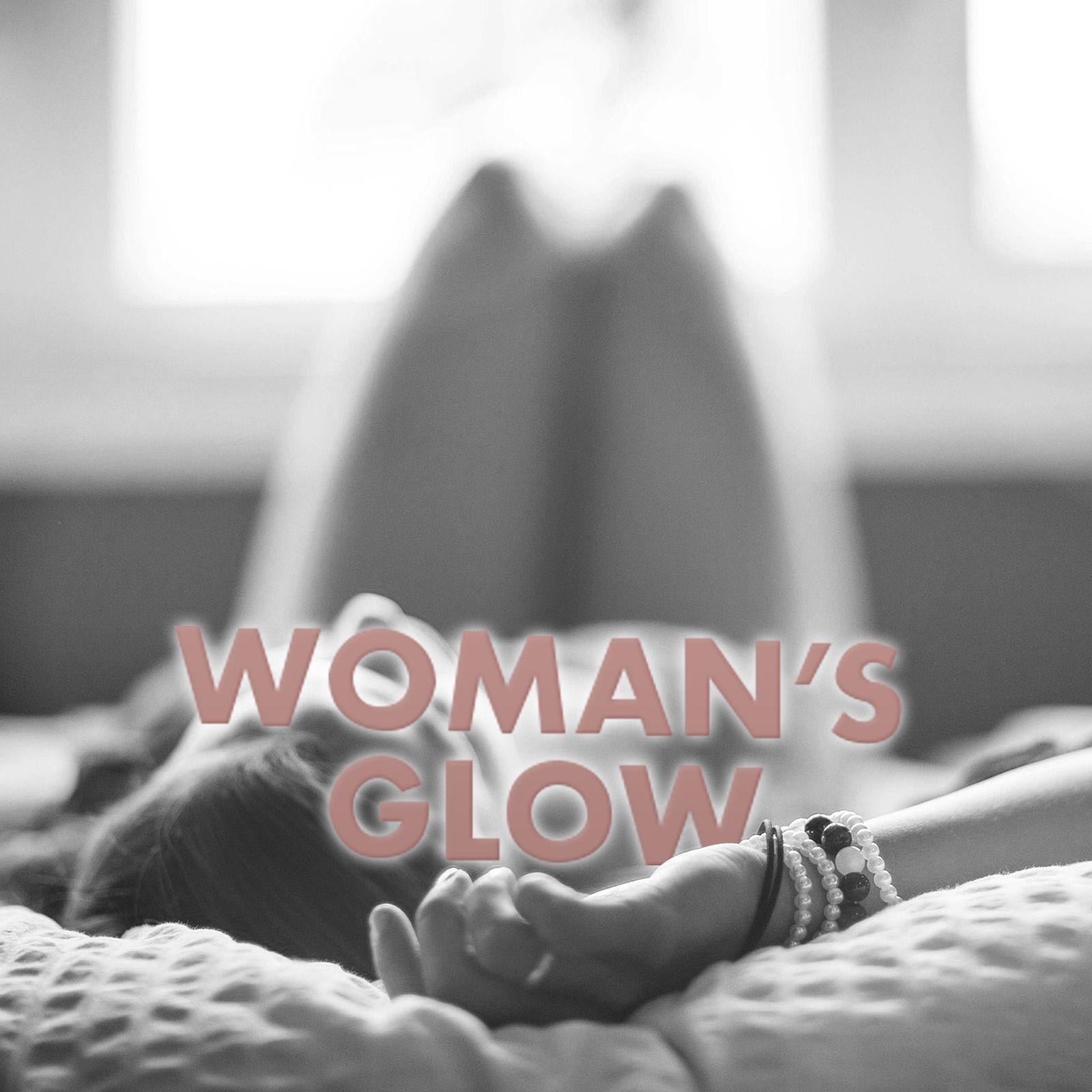 Schwarz-Weiß-Foto einer Frau, die auf dem Bett liegt. Der Text "WOMAN'S GLOW" ist überlagert.