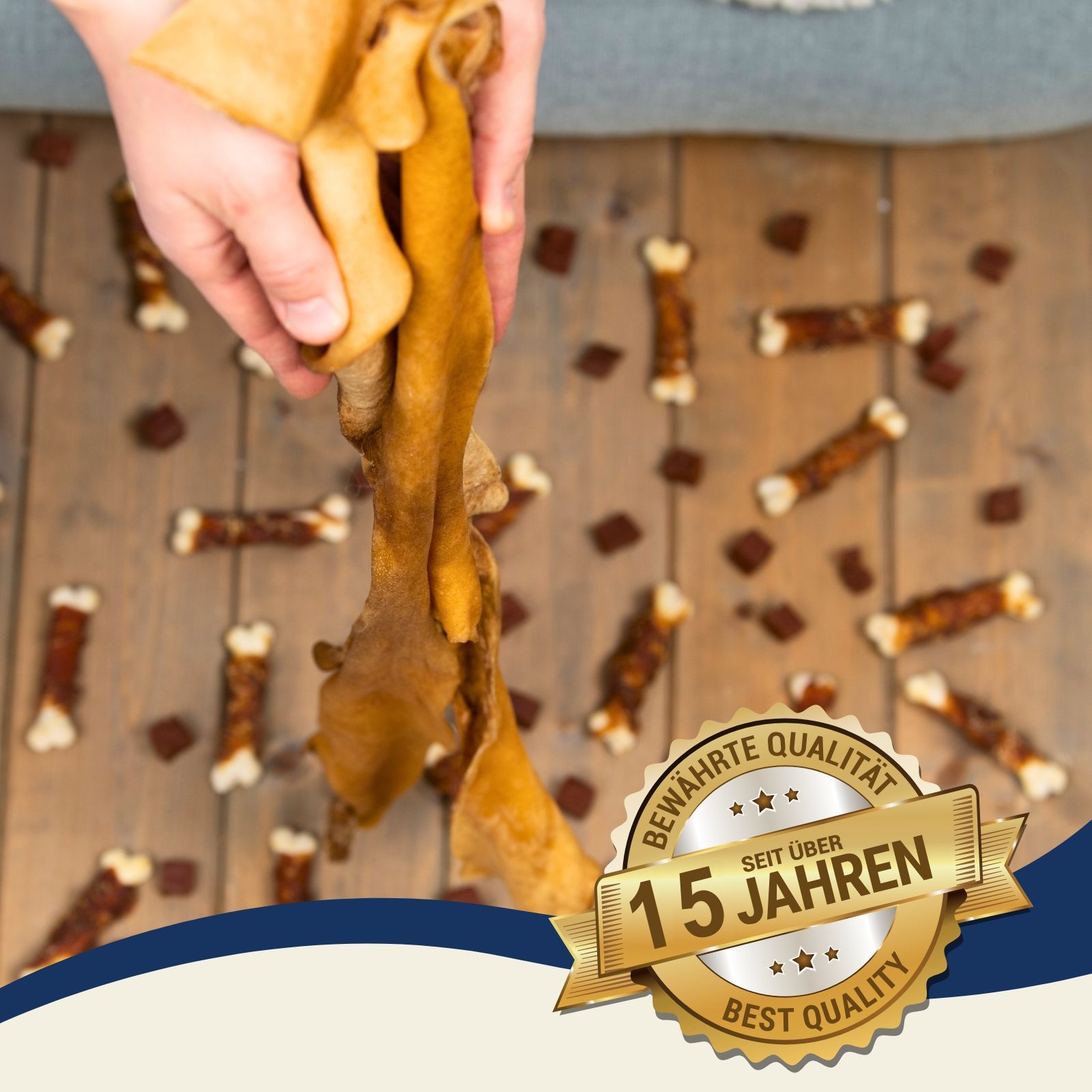 Hände halten Lyra Pet Rinderkopfhautstangen, bewährte Qualität seit 15 Jahren.