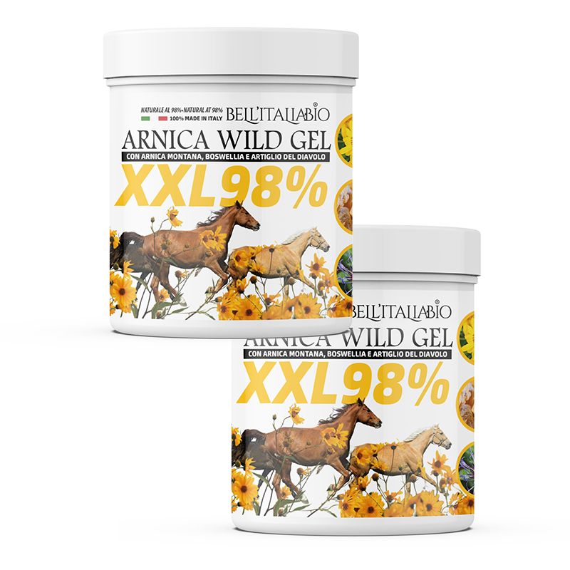 Zwei weiße Tiegel mit Etiketten. Aufschrift: Arnica Wild Gel XXL 98%. Abbildung von Pferden und Sonnenblumen.