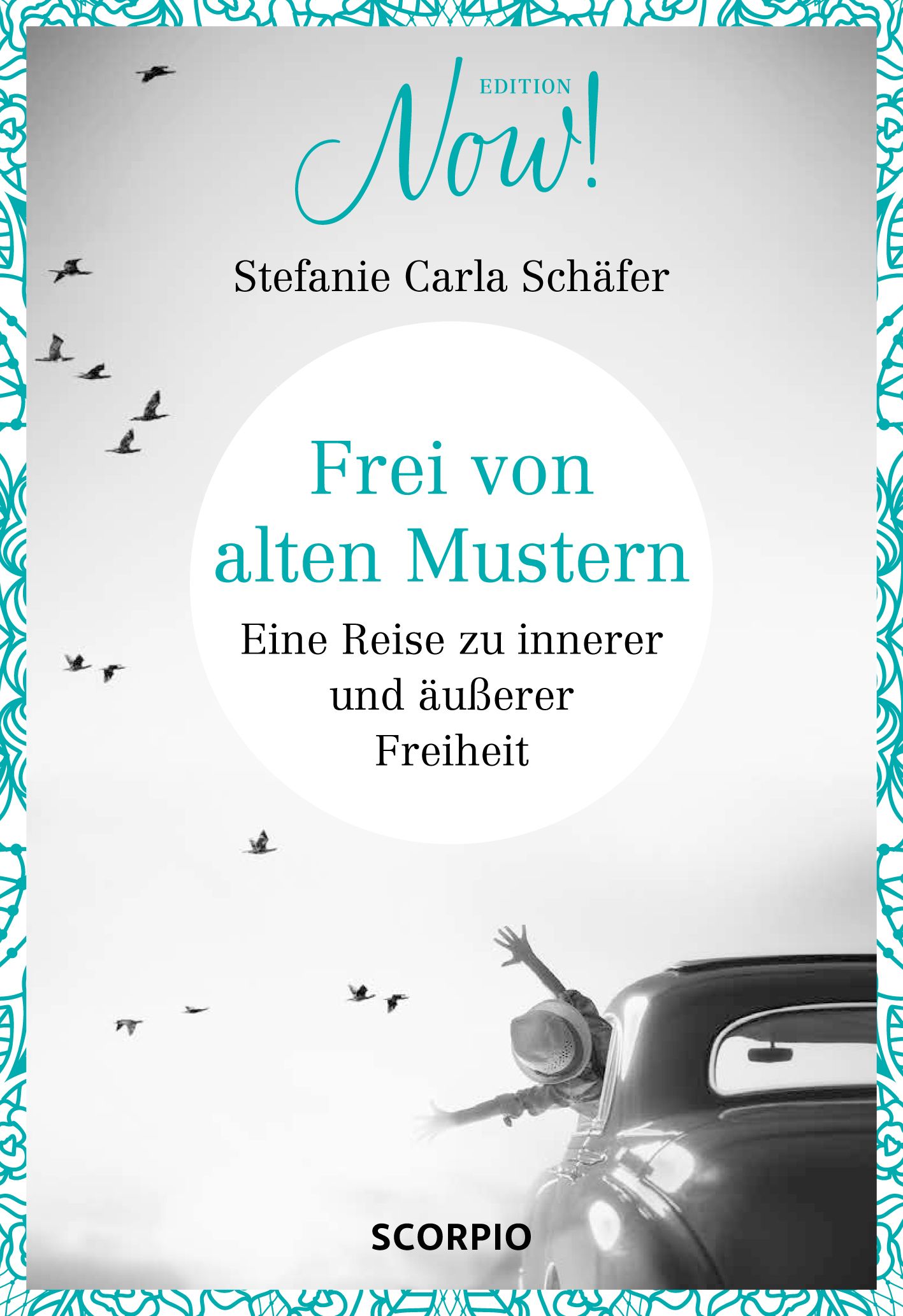 Buchcover mit Titel "Frei von alten Mustern". Autorin: Stefanie Carla Schäfer. Person im Auto, Arme ausgestreckt. Verlag: SCORPIO.