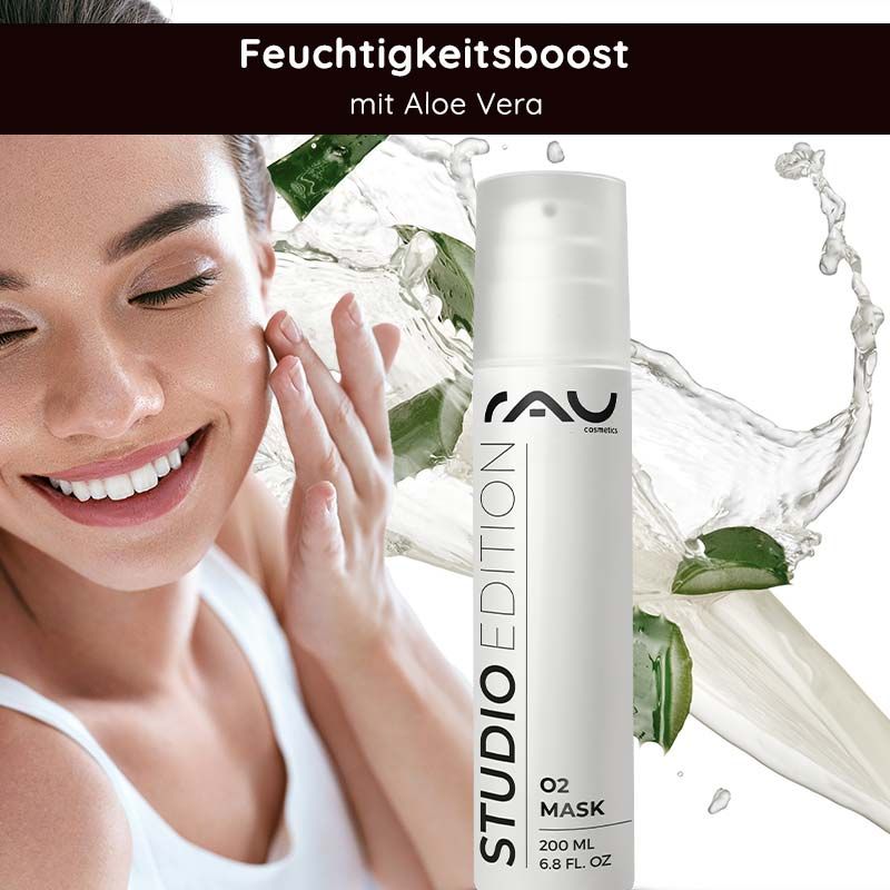Weiße Flasche mit Sprühkopf. Text: STUDIO EDITION, O2 MASK, 200 ml, 6.8 FL. OZ. Frau berührt Gesicht. Wasser-Effekt.