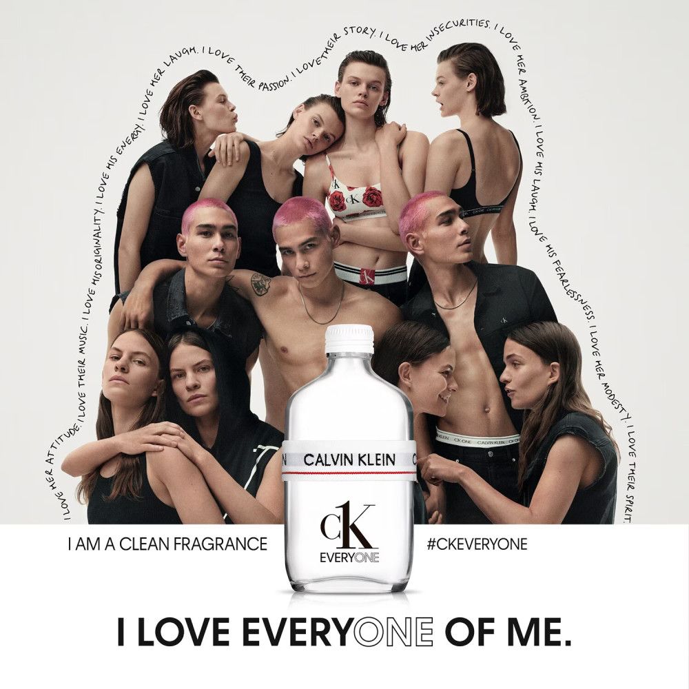 Werbebild mit mehreren Personen und einer Flasche CK EVERYONE. Text: CALVIN KLEIN, I LOVE EVERYONE OF ME.