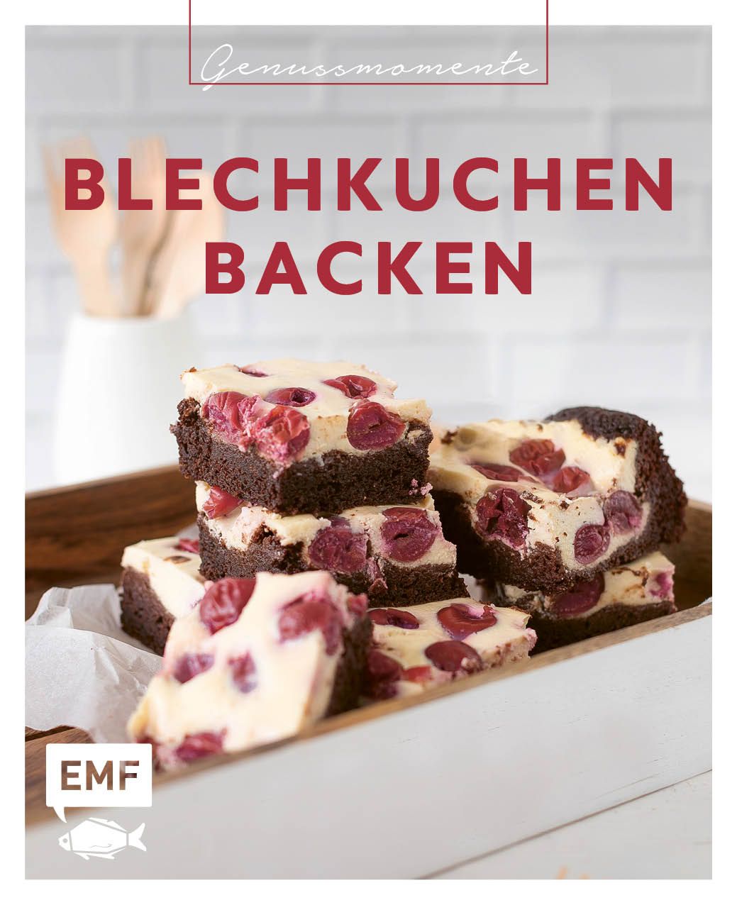 Blechkuchen mit Kirschen auf Holztablett. Titel: Blechkuchen backen. Logo: Genussmomente. EMF-Siegel.