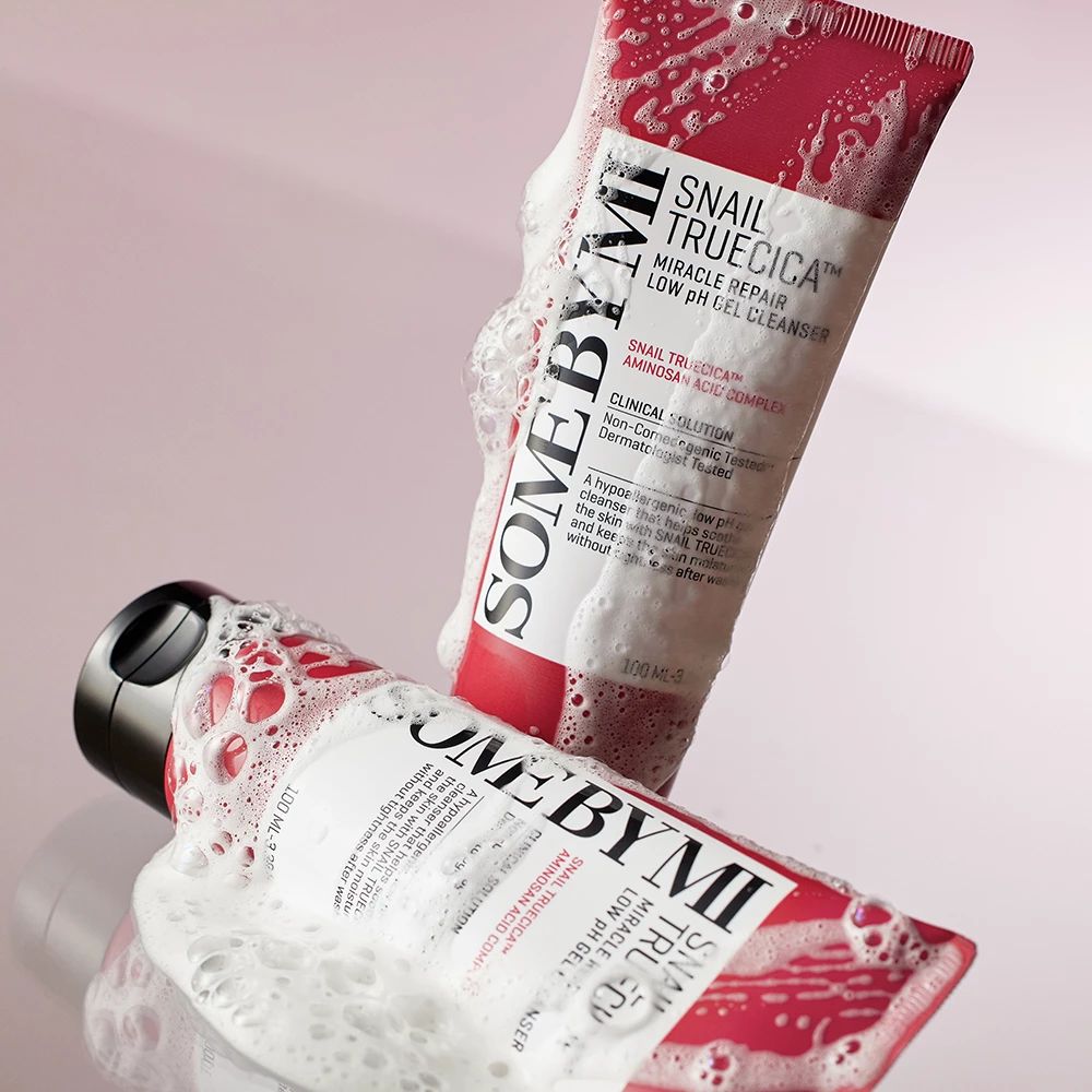 Zwei rote Tuben mit schwarzem Deckel, Schaum. Aufschrift: Snail TrueCICA, Miracle Repair Low pH Gel Cleanser. Weiße Schrift.