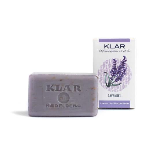 Lavendelseife mit Verpackung. Seife rechteckig, grau. Verpackung weiß mit Lavendel-Illustration und Schriftzug.