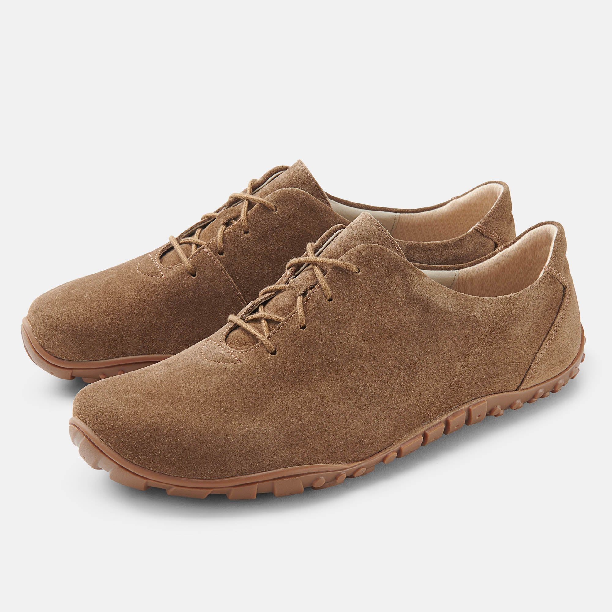 Braune Schnürschuhe, Wildlederoptik, breite Passform. Gummisohle. Hellbraune Schnürsenkel. Zwei Schuhe nebeneinander.