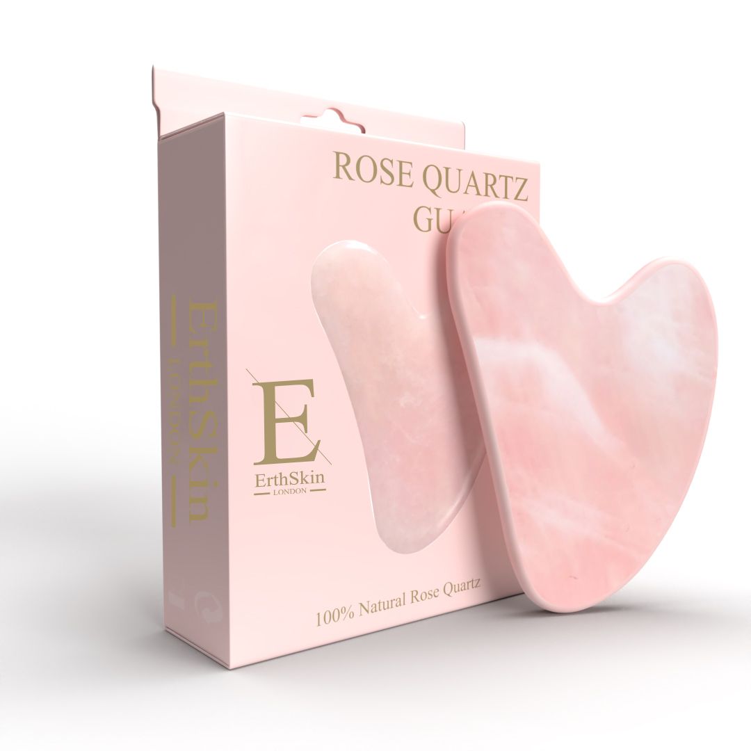 ErthSkin London Rosenquarz Gua Sha. Herzförmig, rosa. Auf rosa Verpackung. Marke und Produktname sichtbar.